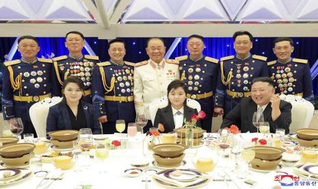 Dalam foto yang disediakan oleh pemerintah Korea Utara ini, pemimpin Korea Utara Kim Jong Un (kanan depan) dengan istrinya Ri Sol Ju (kiri depan), dan putrinya berpose dengan pejabat tinggi militer untuk foto di sebuah pesta untuk menandai ulang tahun ke-75 berdirinya Tentara Rakyat Korea di tempat yang tidak ditentukan di Korea Utara Selasa, 7 Februari 2023. Wartawan independen tidak diberi akses untuk meliput acara yang digambarkan dalam gambar yang didistribusikan oleh pemerintah Korea Utara ini. Konten gambar ini telah disediakan dan tidak dapat diverifikasi secara independen. Tanda air bahasa Korea pada gambar seperti yang disediakan oleh sumber berbunyi: 