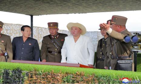 Dalam foto yang disediakan oleh pemerintah Korea Utara, pemimpin Korea Utara Kim Jong Un, tengah berbaju putih, memeriksa latihan militer di sebuah lokasi yang dirahasiakan di Korea Utara, Kamis, 6 Oktober 2022. Wartawan independen tidak diberi akses untuk meliput acara tersebut digambarkan dalam gambar ini didistribusikan oleh pemerintah Korea Utara. Konten gambar ini adalah seperti yang disediakan dan tidak dapat diverifikasi secara independen. Tanda air bahasa Korea pada gambar yang disediakan oleh sumber berbunyi: 