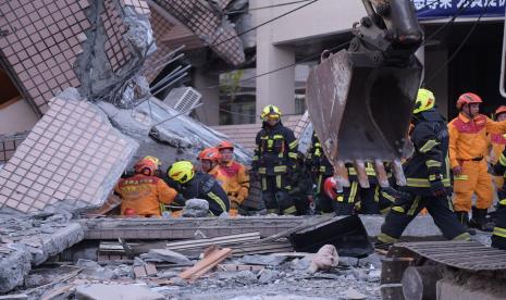  Dalam foto yang disediakan oleh Pemerintah Kota Hualien ini, petugas pemadam kebakaran terlihat di gedung yang runtuh selama operasi penyelamatan setelah gempa bumi di kotapraja Yuli, Kabupaten Hualien, Taiwan timur, Ahad, 18 September 2022. Gempa kuat mengguncang sebagian besar Taiwan pada hari Minggu. , merobohkan setidaknya satu gedung dan menjebak dua orang di dalam dan menjatuhkan bagian dari kereta penumpang dari jalurnya di sebuah stasiun. 