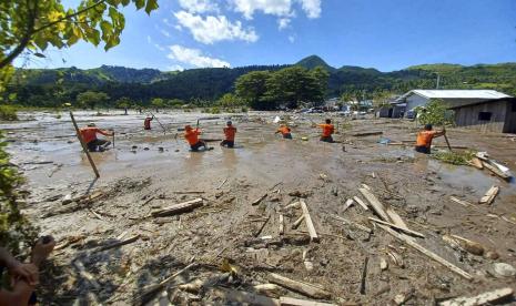 Dalam foto yang disediakan oleh Penjaga Pantai Filipina ini, tim penyelamat melanjutkan pencarian mayat mereka di Barangay Kusiong, Datu Odin Sinsuat, provinsi Maguindanao, Filipina selatan pada Senin, 31 Oktober 2022. Beberapa orang tewas dalam salah satu badai paling merusak untuk menyerang Filipina tahun ini dengan lusinan lainnya dikhawatirkan hilang setelah penduduk desa terkubur dalam tanah longsor yang dipenuhi batu besar.