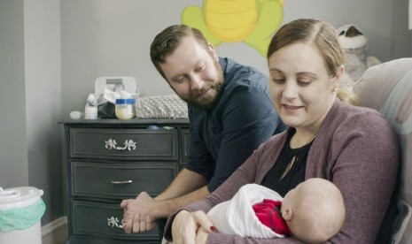  Dalam foto yang disediakan oleh Penn Medicine ini, Jennifer dan Drew Gobrecht tampak memandangi bayi mereka, Benjamin, di rumah di Ridley Park, Pennsylvania. Jennifer melahirkan pada November 2019 setelah menjalani transplantasi rahim.