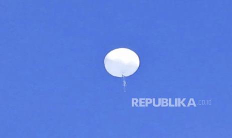 Dalam foto yang disediakan oleh Travis Huffstetler Photography ini, sebuah balon besar melayang di atas Samudra Atlantik, tepat di lepas pantai Carolina, Sabtu, 4 Februari 2023. Bola putih besar yang melayang melintasi wilayah udara AS minggu ini dan ditembak jatuh oleh Angkatan Udara di atas Atlantik di televisi langsung hari Sabtu memicu pusaran diplomatik dan meledak di media sosial. 