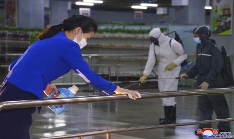 Dalam foto yang diterbitkan pada 28 Juni 2022 oleh pemerintah Korea Utara, karyawan Korea Utara mendisinfeksi fasilitas di toko bawah tanah di Pyongyang, Korea Utara. Korea Utara pada Kamis, 25 Agustus 2022, menemukan empat kasus demam baru di wilayah perbatasannya dengan China yang mungkin disebabkan oleh infeksi virus corona. Korea Utara secara substansial meningkatkan pembatasan perbatasan selama pandemi Covid-19 yang menyebabkan kekurangan pangan dan obat.