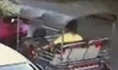 Dalam gambar dari rekaman CCTV tampak pria berkaus kuning duduk di dalam tuk-tuk di dekat Kuil Erawan, Bangkok, Thailand.