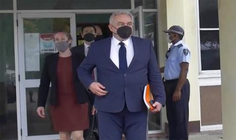 Dalam gambar yang diambil dari video ini, Kurt Campbell, koordinator Dewan Keamanan Nasional Indo-Pasifik, tiba di bandara di Honiara, Kepulauan Solomon, Jumat, 22 April 2022. Delegasi AS yang dipimpin oleh Campbell telah tiba di Kepulauan Solomon untuk menyampaikan kekhawatirannya bahwa China dapat mengirim pasukan militer ke negara Pasifik Selatan dan mengacaukan kawasan itu.