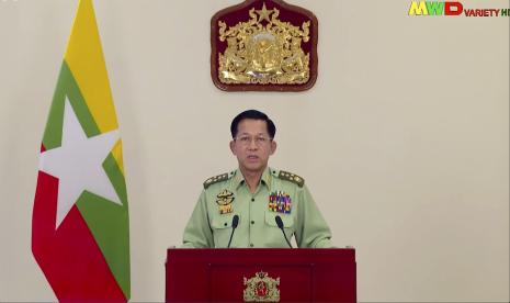  Dalam gambar yang diambil dari video yang ditayangkan pada hari Senin, 8 Februari 2021, Panglima Tertinggi Myanmar Jenderal Min Aung Hlaing berbicara di Naypyitaw, Myanmar. Dalam pidato pertamanya kepada negara itu setelah merebut kekuasaan seminggu lalu, kepala militer Myanmar menyalahkan politisi dan komisi pemilihan karena memaksanya melakukan kudeta. 