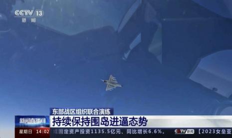 Dalam gambar yang dibuat dari rekaman video yang tersedia pada Minggu, 9 April 2023, oleh CCTV China, jet tempur tampil selama latihan militer di lokasi yang tidak ditentukan. Ketua Komite Seleksi DPR di China mengatakan pada hari Sabtu bahwa AS harus menganggap serius ancaman yang ditimbulkan terhadap Taiwan, karena Beijing meluncurkan latihan militer di sekitar pulau itu setelah pertemuan presiden Taiwan dengan anggota parlemen Amerika. (CCTV melalui AP)