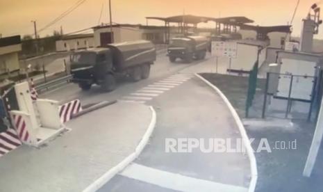  Dalam gambar yang dibuat dari video yang disediakan oleh Layanan Perbatasan Ukraina, kendaraan militer melewati titik kontrol di pos pemeriksaan Armyansk di perbatasan Ukraina-Krimea, Kamis, 24 Februari 2022. Layanan perbatasan Ukraina pada hari Kamis merilis video yang katanya menunjukkan Kendaraan militer Rusia melintasi perbatasannya dari Krimea. Dalam sebuah pernyataan, ditambahkan bahwa pergerakan peralatan militer dari semenanjung sedang direkam melintasi perbatasan administratif.