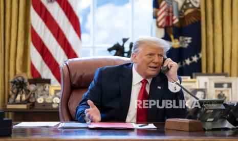  Dalam gambar yang dirilis dalam laporan akhir oleh komite pemilihan DPR yang menyelidiki serangan 6 Januari di Capitol AS, pada Kamis, 22 Desember 2022, Presiden Donald Trump berbicara melalui telepon dengan Wakil Presiden Mike Pence dari Oval Office of Gedung Putih pada pagi hari tanggal 6 Januari 2021.