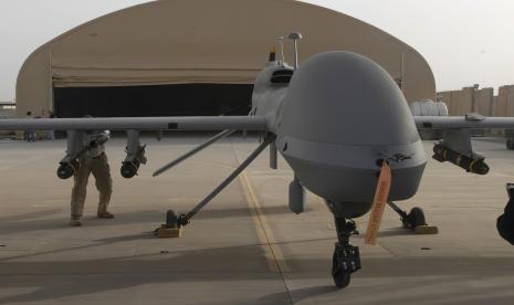 Dalam gambar yang disediakan oleh Angkatan Darat AS, kontaktor dari General Atomics memuat rudal Hellfire ke MQ-1C Grey Eagle di Camp Taji, Irak, pada 27 Februari 2011. Selama setahun, pejabat AS telah mengatakan bahwa membunuh teroris ancaman di Afghanistan tanpa pasukan Amerika di darat akan sulit tetapi bukan tidak mungkin. Akhir pekan lalu, AS melakukan hal itu – membunuh pemimpin al-Qaida Ayman al-Zawahri dengan serangan pesawat tak berawak CIA. 