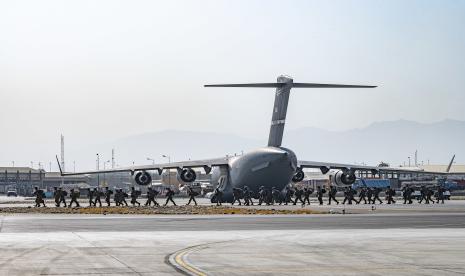 Kesan Biden Soal Evakuasi Warga AS dari Afghanistan. Foto:   Dalam gambar yang disediakan oleh Angkatan Udara AS ini, tentara, yang ditugaskan di Divisi Lintas Udara ke-82, tiba untuk memberikan keamanan dalam mendukung Operasi Pengungsi Sekutu di Bandara Internasional Hamid Karzai di Kabul, Afghanistan, Jumat, 20 Agustus 2021.