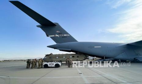  Dalam gambar yang disediakan oleh Departemen Pertahanan, sebuah CH-47 Chinook dari Brigade Penerbangan Tempur ke-82, Divisi Lintas Udara ke-82 dimuat ke C-17 Globemaster III Angkatan Udara AS di Bandara Internasional Hamid Karzai di Kabul, Afghanistan, Sabtu, 28 Agustus 2021.