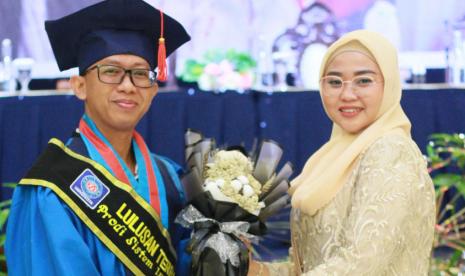 Dalam gelaran wisuda ke-4 ini, bergabung dengan pelaksanaan wisuda Universitas BSI kampus Purwokerto yang ke-16, di Java Heritage Hotel, Purwokerto, Rabu (8/12). Adi Prasetyo, menjadi wisudawan terbaik.