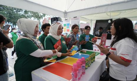 Dalam kampanye #PilahDariSekarang, Yayasan Wings Peduli mengedukasi langsung masyarakat akan pentingnya memilah sampah.