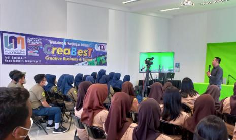 Dalam kegiatan Creative Bussiness and Talent (CreaBesT) season 3, yang digelar oleh Kampus Digital Bisnis Universitas Nusa Mandiri (UNM) dan perusahaan startup Mandiri Digital Universe (MDU) atau NextOne, Achmad Rifai selaku content creator and Digital Marketing memaparkan cara membuat green screen dengan mudah lewat vMix Application. 