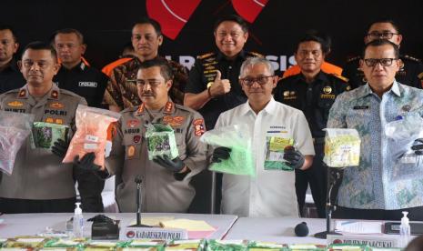 Dalam konferensi pers yang digelar pada Jumat (30/06) di Bareskrim Polri, Direktur Jenderal Bea dan Cukai, Askolani mengungkapkan, kolaborasi pengawasan antara Bea Cukai dengan Kepolisian dan BNN terus dilakukan baik di pelabuhan udara, perbatasan darat, dan juga laut. 