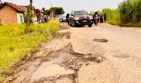 Dalam kunjungan kerjanya ke Lampung pada Jumat (5/5/2023), Presiden Joko Widodo berganti mobil menjadi jenis jip saat sedang meninjau ruas jalan Seputih Raman-Seputih Banyak-Simpang Randu. 