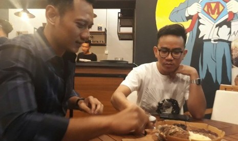 Dalam kunjungannya ke markobar,Agus sempat mencicipi dua potong martabak yang disuguhkan Gibran.