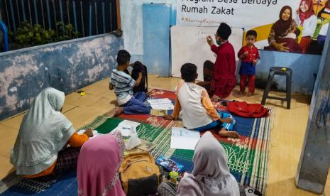 Dalam membantu proses pembelajaran selama masa pandemi, Rumah Baca Sregep Sinau mengadakan kegiatan belajar bersama. Hal ini dilakukan untuk membantu pelajar menyelesaikan tugas yang diberikan sekolah.