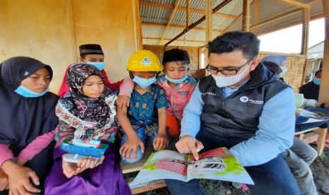 Dalam memperingati Hari Pendidikan Nasional tahun 2021, PT Pelabuhan Indonesia I (Persero) atau Pelindo 1 memberikan edukasi dunia maritim dan pelabuhan kepada anak di Pesisir Deli Serdang, Dusun Kurandak, Kecamatan Labuhan Deli, Kabupaten Deli Serdang, Sumatra Utara, pada Ahad (2/5).