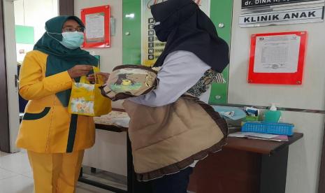 Dalam memperingati Milad ke-93 RS PKU Muhammadiyah Solo dan Milad ke-108 Muhammadiyah, RS PKU Solo berbagi kebahagiaan dengan membagikan suvenir berupa paket masker, hand sanitizer dan tambahan makanan sehat untuk pasien rawat inap dan rawat jalan yang berobat di RS tersebut pada Rabu (18/11). 