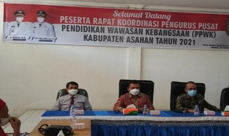 Dalam menghadapi globalisasi yang ditandai dengan kemajuan teknologi, wawasan kebangsaan berlandaskan Pancasila penting untuk ditanamkan kepada generasi muda dan seluruh komponen masyarakat. Problematikan kebangsaan baik yang bersumber dari eksternal maupun internal, pengarusutamaan nilai-nilai Pancasila dalam kehidupan bermasyarakat, berbangsa dan bernegara.