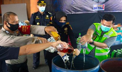 Dalam menjalankan fungsinya dalam melindungi masyarakat dan industri dalam negeri, Bea Cukai terus melakukan berbagai penindakan dan menindaklanjutinya dengan melakukan pemusnahan atas berbagai jenis barang illegal yang telah berstatus sebagai barang milik negara (BMN).