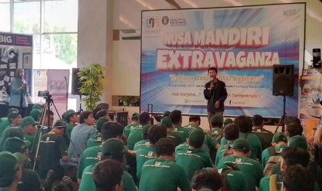 Dalam menyambut masa Pengenalan Kehidupan Kampus Bagi Mahasiswa Baru (PKKMB) Kampus Digital Bisnis, Universitas Nusa Mandiri (UNM) sukses menyelenggarakan kegiatan Masa Orientasi Kampus dan Seminar Inspirasi (MOKA-SERASI) 2023 secara hybrid berlokasi di Universitas Nusa Mandiri kampus Margonda, Jl. Margonda No.545, RT 1/RW 7, Pondok Cina, Kecamatan Beji, Kota Depok, Jawa Barat, dan disiarkan secara live streaming menggunakan youtube, channel Universitas Nusa Mandiri, Sabtu (16/9/2023). 