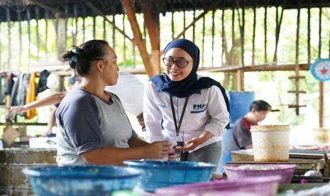 Dalam merayakan Hari Keuangan Nasional, PNM imbau masyarakat untuk selalu bijak dalam memilih lembaga pemberi pinjaman. Agar terhindar dari kerugian yang berkepanjangan, sebaiknya lakukan verifikasi sebelum memutuskan melakukan pinjaman. 