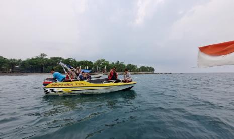 Dalam mewujudkan ekonomi biru, Kementerian Kelatuan dan Perikanan melalui loka Pengelolaan Sumber Daya Pesisir dan Laut Serang melaksanakan kerjasama dengan mitra konservasi dan akademisi serta Mutiara Carita Cottages melakukan peletakkan atraktor cumi. 