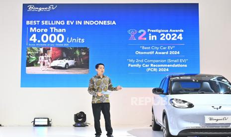 Dalam perhelatan Mandiri Utama Finance GAIKINDO Jakarta Auto Week 2024, Wuling Motors (Wuling) juga menampilkan BinguoEV yang merupakan mobil listrik terlaris di Indonesia saat ini. Dengan mengusung semangat Drive Electric, Be The Icon BinguoEV memadukan desain eksterior dan interior yang ikonik dengan inovasi mobilitas ramah lingkungan yang juga menjawab kebutuhan masyarakat modern.