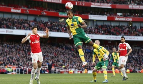 Dalam pertandingan antara Arsenal melawan Norwich City di Barclays Premier League, Emirates Stadium, (1/5), tampak pemain Norwich Cameron Jerome sedang menyundul bola.