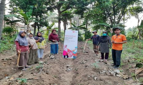 Dalam program Kampung Berseri, Rumah Zakat menggulirkan program lingkungan untuk masyarakat Desa Berdaya Kebonsari dengan Urban Farming penanaman sayuran seperti Singkong, Cabe, tomat dengan pemanfaatan lahan kosong di RW 01 Kelurahan Kebonsari sekaligus pembibitan tanaman di lokasi Urban Farming, Sabtu (26/9).