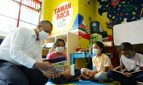 Dalam rangka Hari Buku Nasional yang jatuh pada 17 Mei,  PLN Unit Induk Distribusi Jakarta Raya melalui kegiatan PLN Peduli memberikan bantuan berupa buku ke Taman Baca Matahari yang berlokasi di Manggarai pada Senin (17/5).