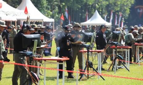 Dalam rangka HUT Bhayangkara, Polri menggelar lomba menembak Piala Kapolri.