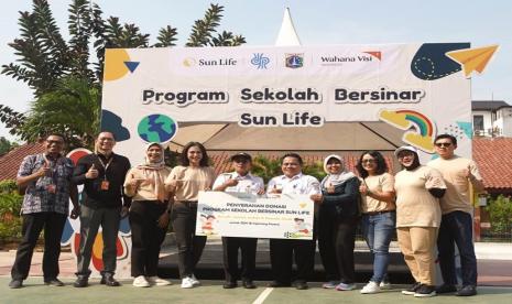 Dalam rangka HUT ke-28 tahun, Sun Life Indonesia menghadirkan edukasi pentingnya kesadaran kesehatan bagi anak-anak di lingkungan sekolah. Sun Life Indonesia mengadakan Program Sekolah Bersinar (Bersih, Sehat, Indah, dan Ramah Anak) yang bermitra dengan Wahana Visi Indonesia.