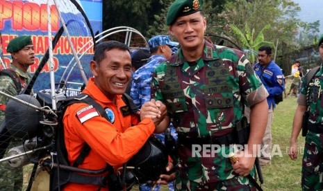 Dalam rangka HUT ke-58 Divisi Infanteri (Divif) 2 Kostrad tahun 2019, Pangdivif 2 Kostrad Mayjen TNI Tri Yuniarto, S.AP., M.Si., M.Tr (Han), menggelar upacara pembukaan Kejuaraan Paralayang Cobra Paragliding Open Championship, di Batu, Malang. 