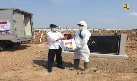 Dalam rangka HUT RI ke-76, Kementerian Pekerjaan Umum dan Perumahan Rakyat (PUPR) melakukan aksi peduli sosial pada hari Senin (16/8). Aksi yang dilakukan berupa pemberian bantuan sosial (bansos) kepada para tenaga kesehatan, pengemudi ambulans, serta penggali makam khusus Covid-19 yang telah berjuang tak kenal lelah dalam menjalankan tugasnya selama pandemi Covid-19 yang masih melanda Indonesia sampai saat ini. 