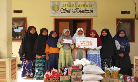 Dalam rangka membantu meringankan yayasan Baitul Hayat, Rumah Zakat Cilegon turut berkontribusi dengan program sedekah pangan yang disalurkan kepada Yayasan Baitul Hayat, Mancak Serang, Selasa (9/11).