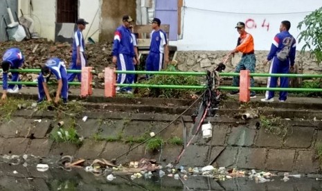 Dalam rangka memberikan edukasi kepada masyarakat khususnya masyarakat di sepanjang Kanal Panampu Makassar agar tidak membuang sampah ke Kanal Panampu, Kementerian Perhubungan cq. Ditjen Perhubungan Laut melalui Kantor Otoritas Pelabuhan Utama Makassar bekerjasama dengan Lantamal VI Makassar menggelar Program Padat Karya Aksi Masal Bersih-Bersih Kanal Panampu sepanjang 2,8 kilometer yang di mulai dari Al Markaz sampai Trashrack Panampu pada hari ini, Ahad (28/4).