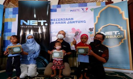 Dalam rangka memperingati Hari Jantung Sedunia, NET dan Dompet Dhuafa berbagi kebahagiaan bersama 25 pasien anak yang mengidap kelainan jantung bawaan. Ada berbagai kegiatan menarik yang dilakukan bersama anak-anak tersebut, mulai dari penyuluhan, games, pembacaan dongeng edukatif bersama Kak Topan, lomba menggambar dan mewarnai, hingga pemberian bingkisan serta hadiah. Kegiatan NET dan Dompet Dhuafa ini dilakukan pada Sabtu, 25 September 2021 di Aula Shelter Sehati Dompet Dhuafa, di kawasan Batu Ampar, Jakarta Timur.