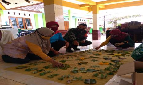 Dalam rangka memperingati Hari Kartini dan Hari Bumi, Kementerian Lingkungan Hidup dan Kehutanan kembali menyelenggarakan Diskusi Pojok Iklim secara virtual dengan mengangkat tema “Perempuan Inspiratif Selamatkan Bumi”, untuk mendengar kontribusi yang dilakukan  perempuan di lapangan, yaitu penyuluh kehutanan dan polisi kehutanan (Polhut) wanita, sehingga setiap orang dapat terinspirasi untuk terus bertekad memperjuangkan dan menyelamatkan lingkungan hidup, pada Rabu, (21/4). 