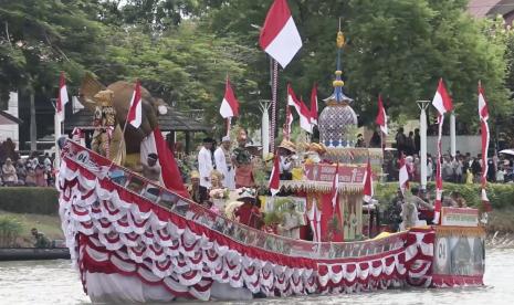 Dalam rangka memperingati Hari Kemerdekaan ke-77 Republik Indonesia, Kodam Iskandar Muda Aceh menggelar lomba perahu hias di bantaran sungai Krueng Aceh, Banda Aceh, Senin (15/8)