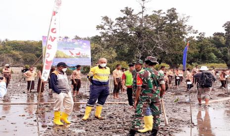 Dalam rangka memperingati Hari Mangrove Sedunia, Rumah Zakat Action bersama Forkopimda, Pramuka Saka Bahari Gorontalo, dan kelompok masyarakat pesisir di Pantai Desa Tongo Kecamatan Bone Pantai, Kabupaten Bone Bolango Provinsi Gorontalo menanam 1.500 pohon Mangrove.