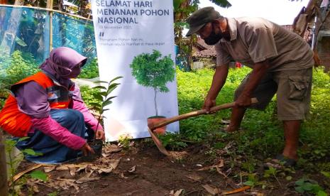 Dalam rangka memperingati hari Menanam Pohon Sedunia, Relawan Rumah Zakat bersama para tokoh masyarakat dan kader lingkungan RW 11 melakukan tanam pohon di pinggiran DAS Bengawan Solo yang berada di daerah Ngepung, Pasar Kliwon, Sabtu (13/11). Dalam aksi tersebut, sebanyak 74 pohon ditanam.