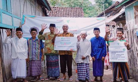 Dalam rangka memperingati Hari Raya Iduladha 1444 H dan mewujudkan amanah untuk kebaikan sesama, PT Prudential Sharia Life Assurance (Prudential Syariah) menggelar kegiatan Berjamaah (Berkurban Jalani Amanah) dengan menyalurkan hewan kurban kepada ratusan marbut atau pengurus masjid dan masyarakat di lima daerah terpencil di Indonesia.