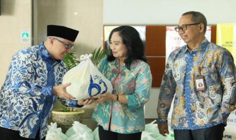 Dalam rangka memperingati Hari Ulang Tahun (HUT) ke-60 Tahun, Taspen menyalurkan bantuan berupa 10.000 paket sembako kepada masyarakat dari berbagai golongan, mulai dari Aparatur Sipil Negara (ASN) golongan I, ASN Golongan II, Pegawai Pemerintah dengan Perjanjian Kerja (PPPK) pada beberapa Instansi Pemerintahan, Tenaga Honorer, Tenaga Alih Daya di sekitar TASPEN hingga masyarakat umum di 57 titik Kantor Cabang Utama/Kantor Cabang TASPEN di seluruh Indonesia.