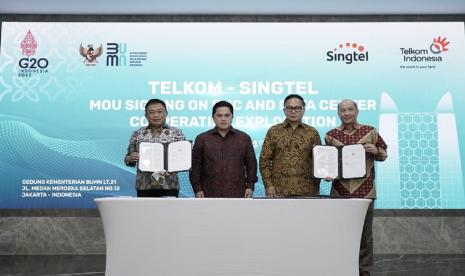 Dalam rangka memperkuat bisnis digital perusahaan, Telkom menjalin kerja sama strategis dengan Singtel, perusahaan telekomunikasi terkemuka di Asia. Inisiatif ini direalisasikan melalui penandatanganan Nota Kesepahaman antara Direktur Utama Telkom Ririek Adriansyah dan CEO Singtel Group Yuen Kuan Moon, disaksikan Menteri BUMN Erick Thohir di Kementerian BUMN, Kamis (14/4/2022). Turut menyaksikan Wakil Menteri BUMN II Kartika Wirjoatmodjo dan Direktur Utama Telkomsel Hendri Mulya Syam.