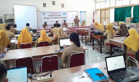 Dalam rangka mempersiapkan tahun ajaran baru, SMAN 1 Sungai Pinyuh, Mempawah, Kalimantan Barat mengadakan kegiatan In House Training (IHT). Mengangkat tema Implementasi Kurikulum Merdeka, kegiatan ini digelar selama dua hari mulai dari tanggal 15 hingga 16 Mei 2023, dengan menghadirkan Yoki Firmansyah sebagai narasumber. 