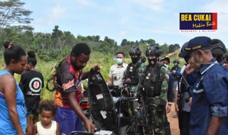 Dalam rangka mencegah penyelundupan barang-barang terlarang, Bea Cukai Jayapura bersama aparat penegak hukum terkait di Jayapura melakukan patroli gabungan, Sabtu (25/7) lalu.